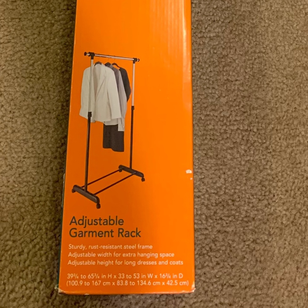 Adjustable garments rack